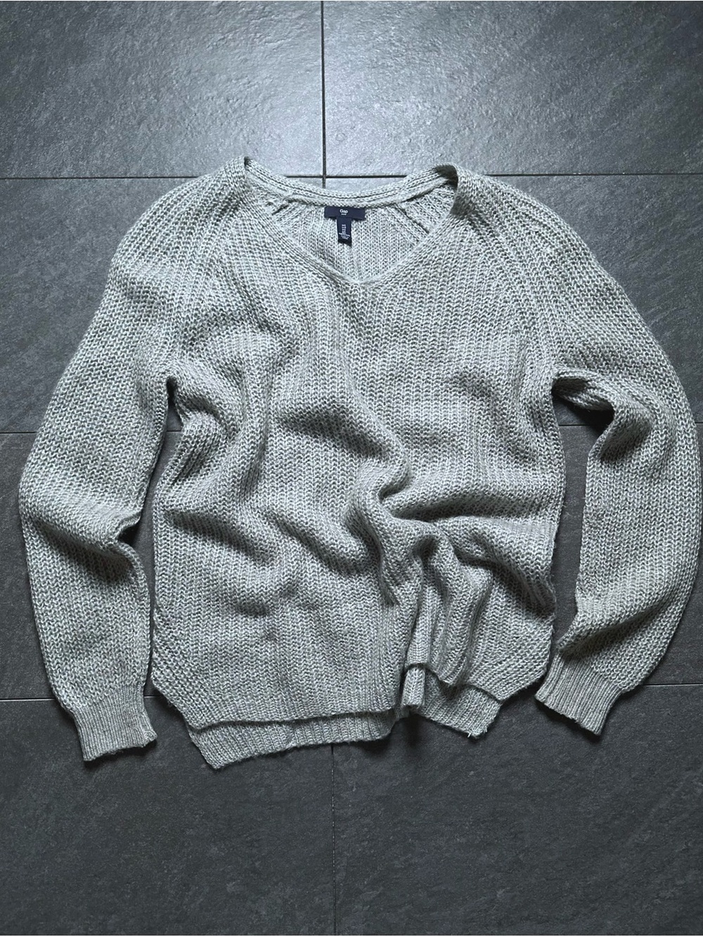 GAP Women’s Large Wool Blend V-Neck Sweater – Excellent Conditions